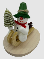 Schneemann auf Holzschlitten